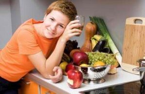 Дівчина за столом з корисними продуктами